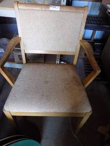 lot 318 image: PADDED CHAIR