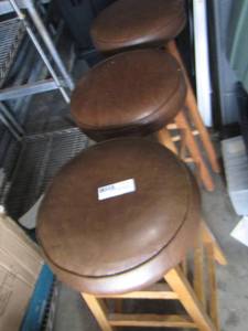 lot 31 image: qty 3 padded bar stools