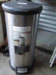 lot 52 image: kitchen trash can