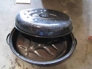 lot 60 image: speckled roasting pan with lid
