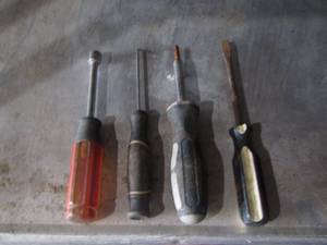 lot 83 image: screw drivers