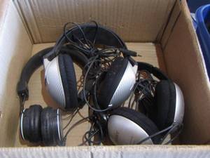 lot 117 image: qty 3 pair of head phones