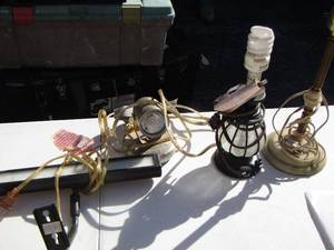 lot 135 image: desk lamp and 2 table lamps
