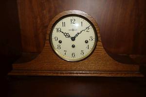 lot 21 image: Mantle Clock by Howard Miller (key inside), see photos.