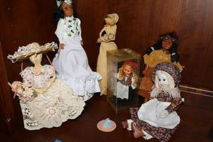 lot 29 image: Small collectible dolls - one is musical.