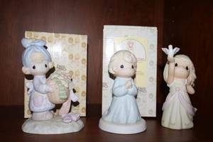 lot 37 image: Precious Moments figurines Girl helper, Take it to the Lord in prayer, 2008 girl figurine