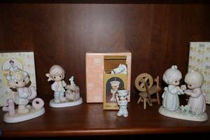 lot 42 image: Precious Moments figurines Ill never stop loving you, You Arrrr a treasure to me, Trust and obey ornament, Im so glad that God has blessed me with a friend like you