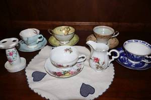 lot 44 image: Vintage teacups and saucers plus toothbrush holder