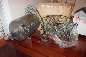 lot 59 image: Decorative wire strollerplanter (still in packaging) and 5 gal. glass terrarium jardisplay jar