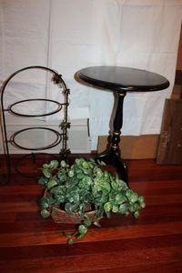 lot 53 image: Vintage Ethan Allen black side table, wire plate holder, and artificial plant