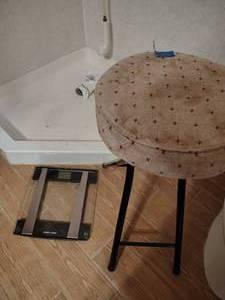 lot 200 image: Bathroom items - Stool and scale