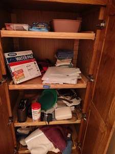 lot 199 image: Bathroom items - Humidifier filter, shower curtain, towels and more