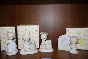 lot 41 image: Precious Moments figurines Precious Moments figurines My guardian angel, Time heals, Boy praying, Serenity prayer boy