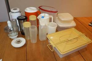 lot 154 image: Vintage plastic Tupperware, storage conatiners, pitchers and blender parts