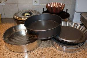 lot 125 image: Cake pans and molds