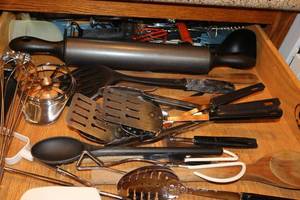 lot 122 image: Kitchen Cooking utensils and rolling pin
