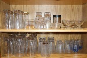 lot 108 image: Clear glassware, dessert bowls and juice glasses
