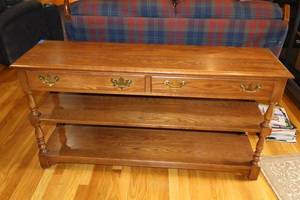 lot 183 image: Oak sofa table by Pennsylvania House - 52 x 15 x x27