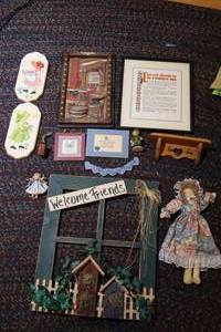 lot 202 image: Home decor - wood and ceramic decorations