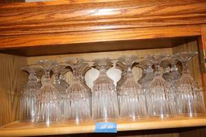 lot 101 image: Vintage Fostoria Heritage lead crystal stemware set - 20 count