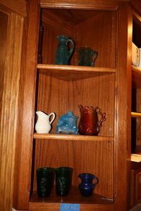 lot 106 image: Small colored glasses and pitchers