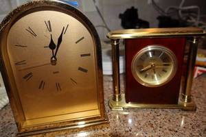 lot 107 image: Brass desktop clocks