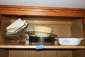 lot 113 image: Vintage Corning ware blue cornflower dish, Pyrex bowl and baking dishes