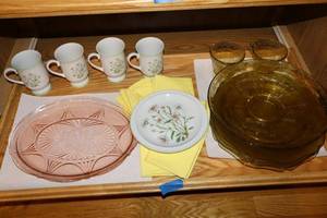 lot 138 image: Vintage yellow glass plates, pink glass platter, and daisy mugs and plate