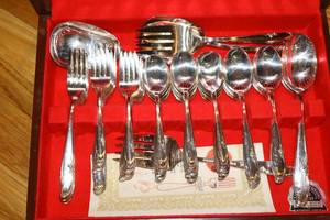 lot 145 image: Flatware set- Wm Rogers extra plate