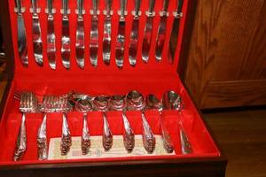 lot 146 image: Flatware set- Wm Rogers extra plate
