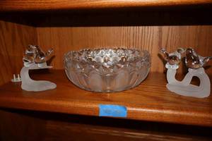 lot 170 image: Frosted glass bird figurines (by Shiah Yih) and serving bowl