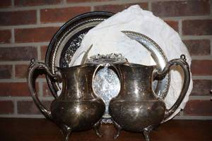 lot 166 image: Silverplated pitchers and serving platters