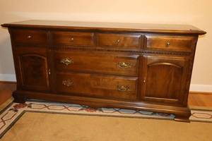 lot 230 image: Ethan Allan long dresser - 6 x 21 x 33