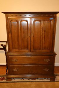 lot 211 image: Ethan Allen tall dresser - 42 x 20 x 58