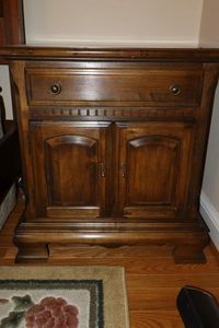 lot 213 image: Ethan Allen side table - 24.5 x 16 x 26