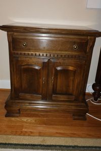 lot 223 image: Ethan Allen side table - 24.5 x 16 x 26