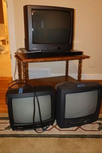 lot 232 image: Tube TVs with table as shown Magnovox MT1301B101, Daewoo DTQ-13V5FC, Toshiba CF19F22