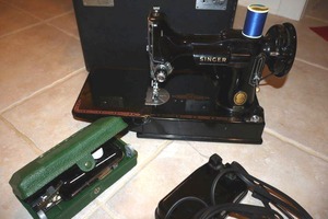 lot 244 image: Vintage black Singer sewing machine with accessories