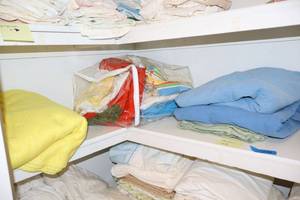 lot 249 image: Queen size blankets and sheets