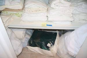 lot 250 image: King size blankets and sheets