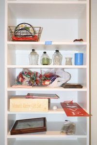 lot 301 image: Home decor items and gift bows