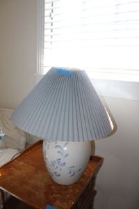 lot 289 image: Blue and white table lamp