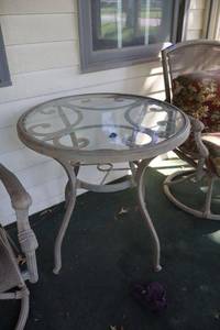 lot 214 image: Glass top patio table