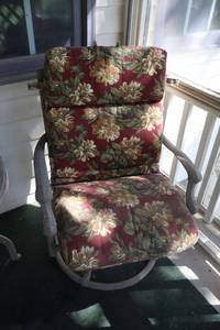 lot 211 image: Swivel rocking patio chair
