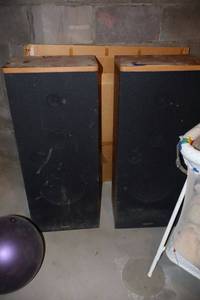 lot 348 image: Magnovox upright 3- way speakers