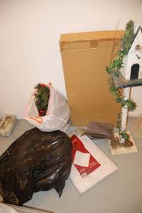 lot 363 image: Christmas decorations and home decor