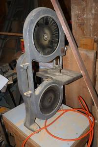 lot 387 image: Vintage band saw mounted on table