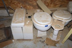lot 390 image: 2 round bowl toilets with tanks