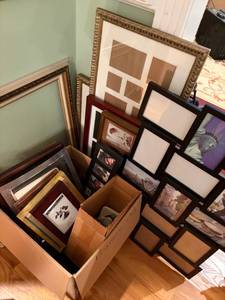 lot 32 image: Photo and picture frames