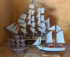 lot 8 image: Three Sizes of Ship Models for Home Decor